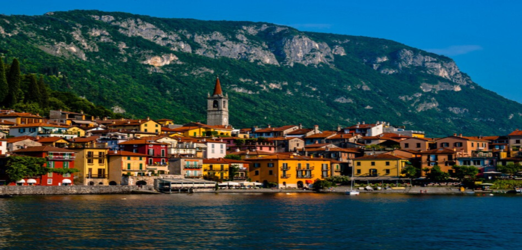 Panoramablick vom Comer See auf das Dorf Varenna mit seinen bunten Häusern