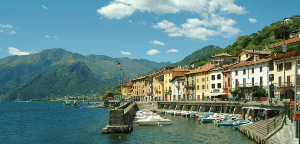 Vista panoramica di Domaso, Alto Lago di Como, scattata dal porto turistico